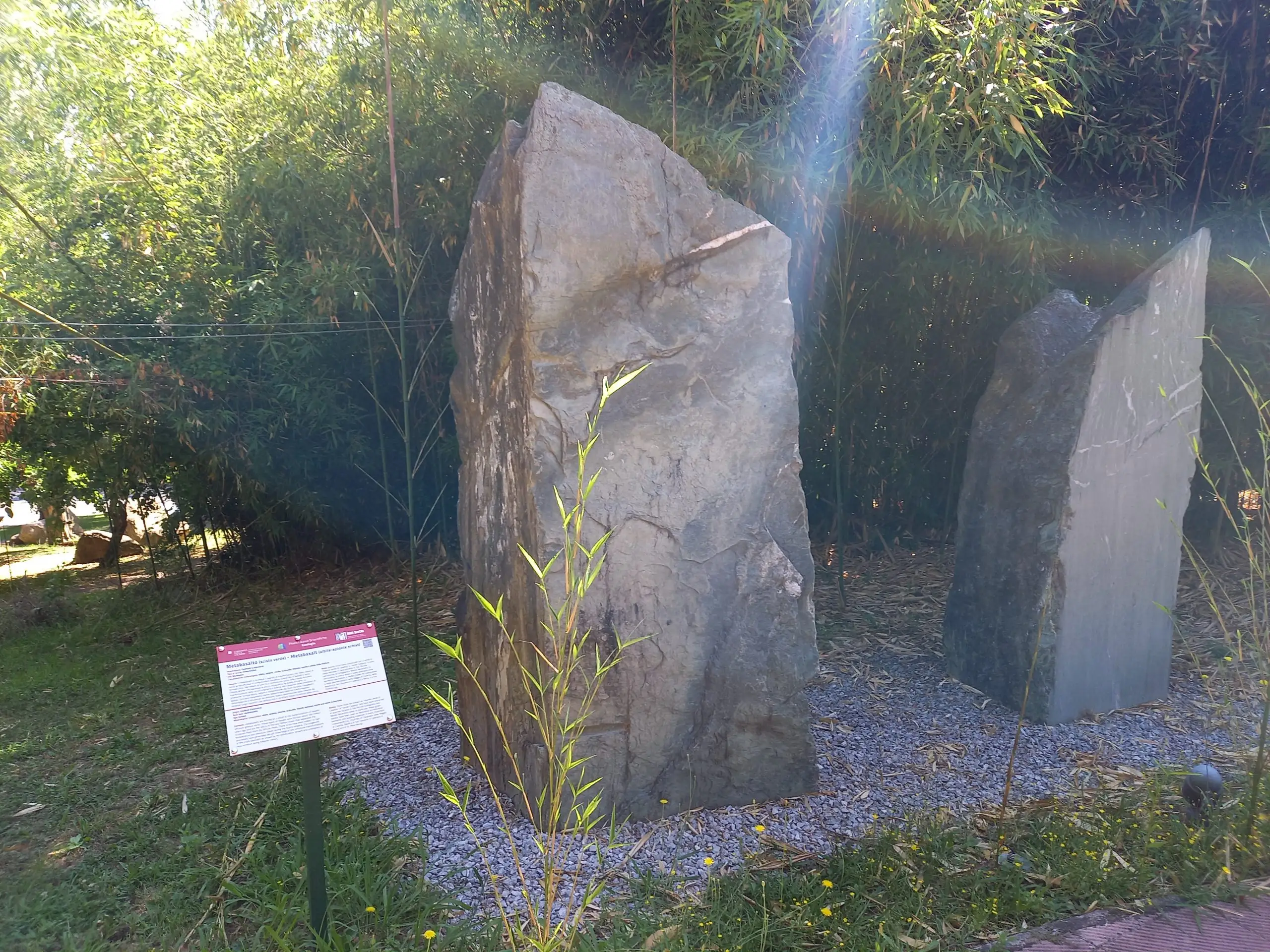 Metabasalto (scisto verde) – Metabasalt (albite-epidote schist) Metabasalto (scisto verde) – Metabasalt (albite-epidote schist)