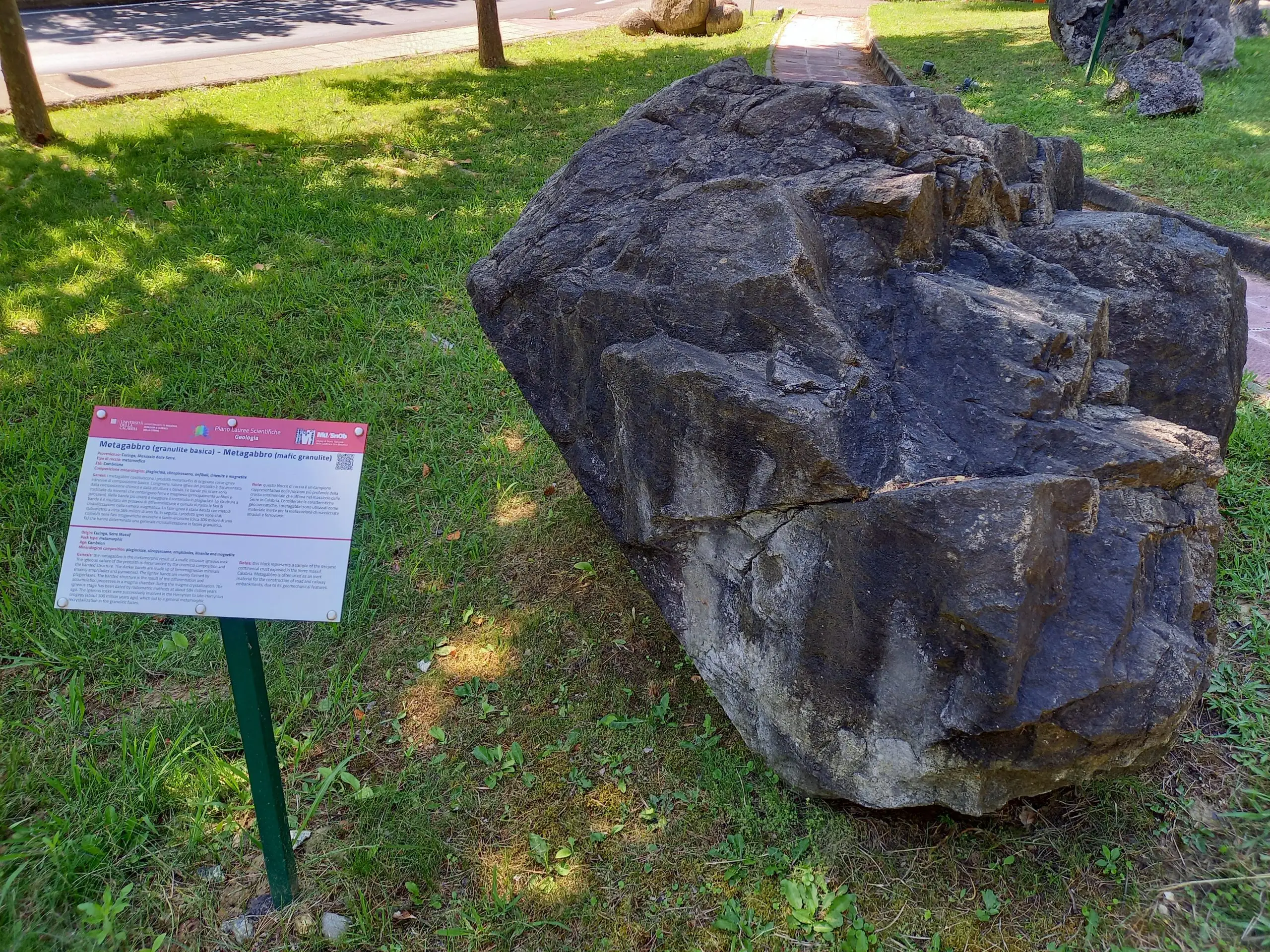 Metagabbro (granulite basica) – Metagabbro (basic granulite) Metagabbro (granulite basica) – Metagabbro (basic granulite)